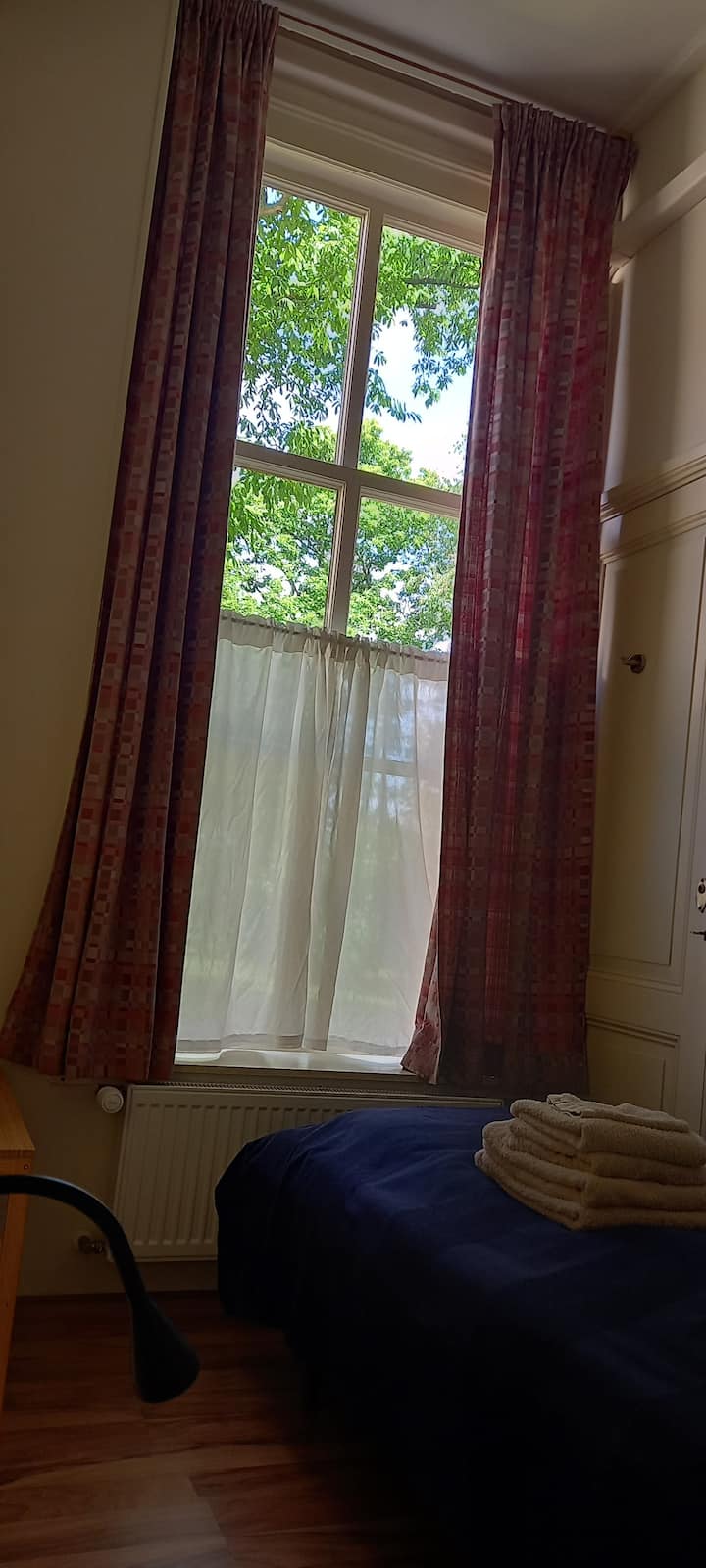 Slaapkamer 2 is voor 1 volwassen persoon, of twee kinderen.