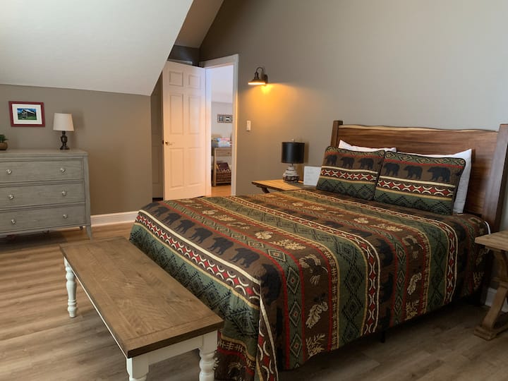 二楼带梳妆台和衣柜的标准双人床卧室