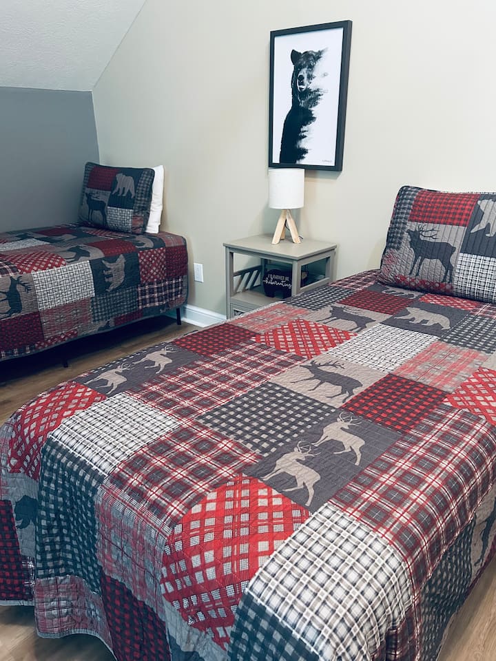 二楼大卧室可容纳6人，配有4张单人床（非双层床）和1张标准双人床；非常适合儿童房或整个家庭