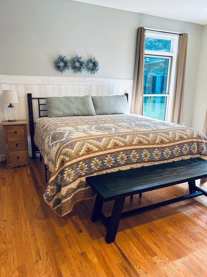 一楼主卧室配备加大双人床、独立套间浴室、步入式衣柜、50英寸智能电视