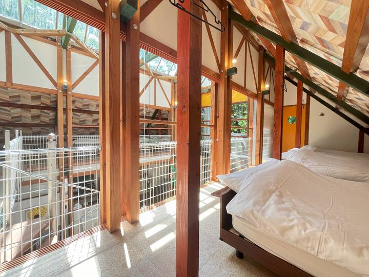 Ფართო საძინებელი 3 ორადგილიანი საწოლით 
Არის ტიხრის კარი