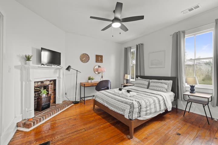 Townhouse in Savannah · 3 bedrooms · 4 beds · 2.5 private baths — photo 35