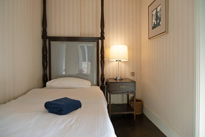 ห้องนอนเดี่ยวที่ให้ความเป็นส่วนตัวมากที่สุดในที่พักพร้อมแสงสลัวอ่อนๆเหมาะสำหรับการพักผ่อนและผ่อนคลาย