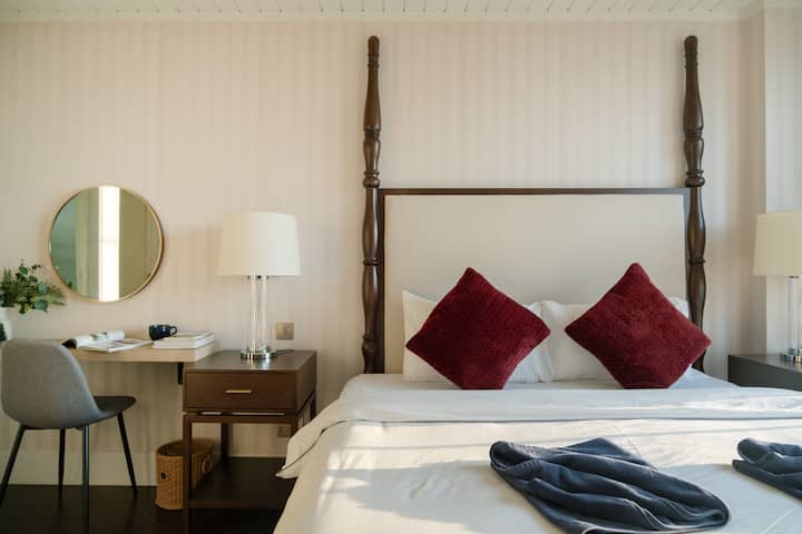 ก้าวเข้าสู่ห้องนอนใหญ่ที่มีเตียงขนาดคิงไซส์พื้นไม้ที่อบอุ่นและบรรยากาศสบายๆอยู่รอบตัวคุณ ตื่นขึ้นมารับแสงธรรมชาติมากมายและวิวทะเลที่สวยงามผ่านหน้าต่างบานใหญ่เพียงให้คุณเพลิดเพลิน