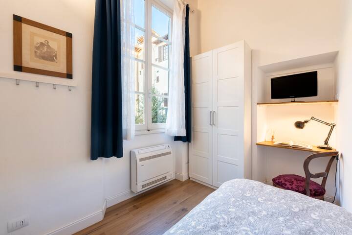 [Santa Croce] Refined & Spacious Apartment gallery image 5