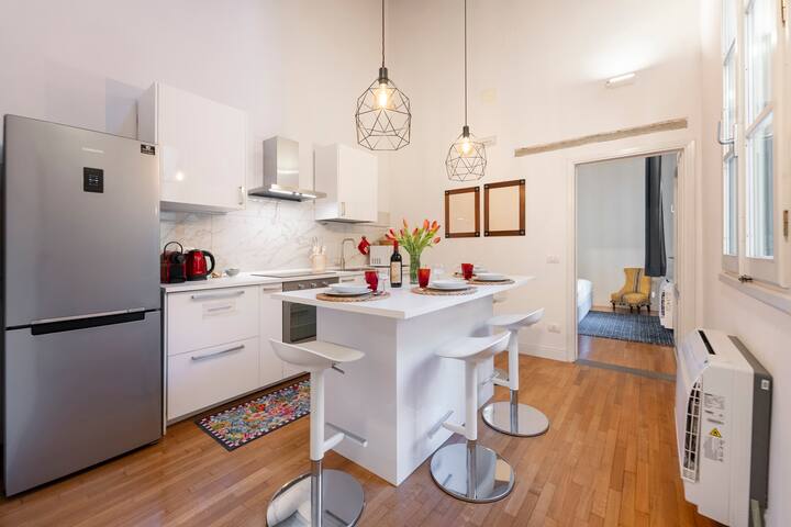 [Santa Croce] Refined & Spacious Apartment gallery image 2