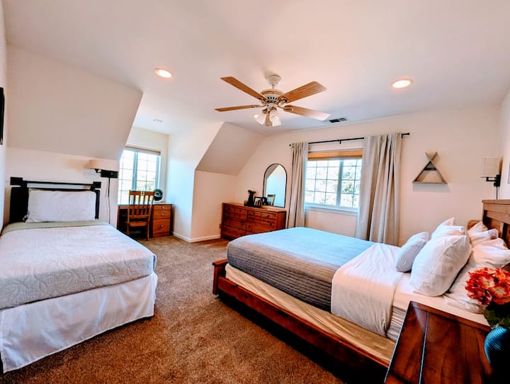 With its airy layout, refined wood furnishings, and gentle natural light, this bedroom offers quiet luxury, giving guests a restful and elevated space to recharge during their Mariposa stay. A desk overlooking the ridge so you can work peacefully.

