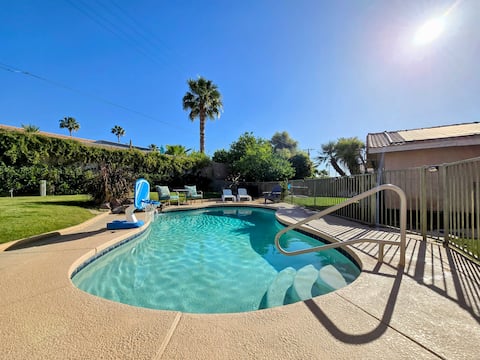 🌴 Sunny vacation home w/ private saltwater pool