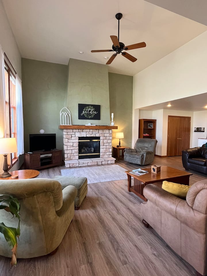 Spacious Private Condo + Indoor Pool! - Egg Harbor, WI