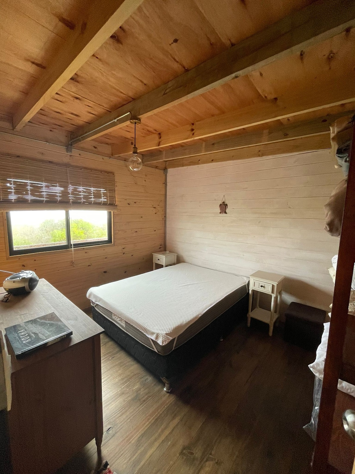 ห้องนอนพร้อมเตียงคู่และวิวทะเลโดยตรง