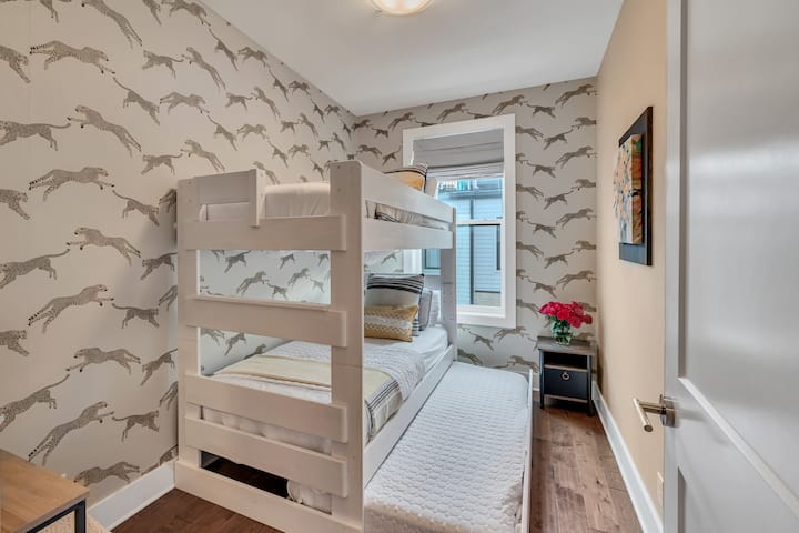 *三楼的双层床房间设有双层床和双人床，可通过走廊方便地使用全套卫生间

