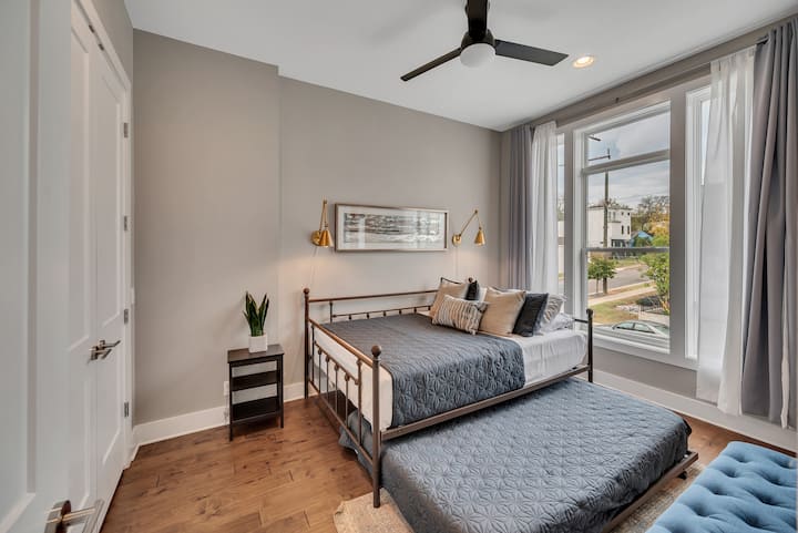 *二楼客用套房配有一张带全尺寸带脚轮矮床的标准双人床、天花板风扇、智能电视和遮光窗帘。

