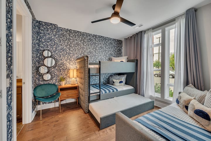 *一楼卧室配有一张双层床、一张单人床和一张日光浴床。 还配备智能电视、吊扇、遮光窗帘和全套套内卫生间

