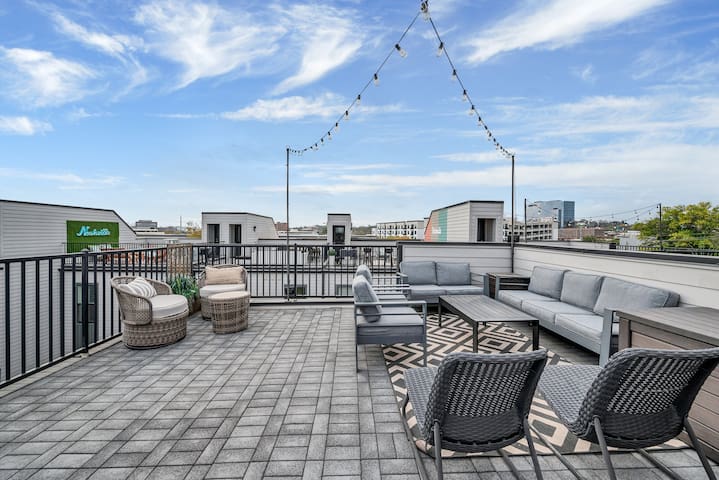 Dreamy Downtown Nashville Stay • Rooftop Views
