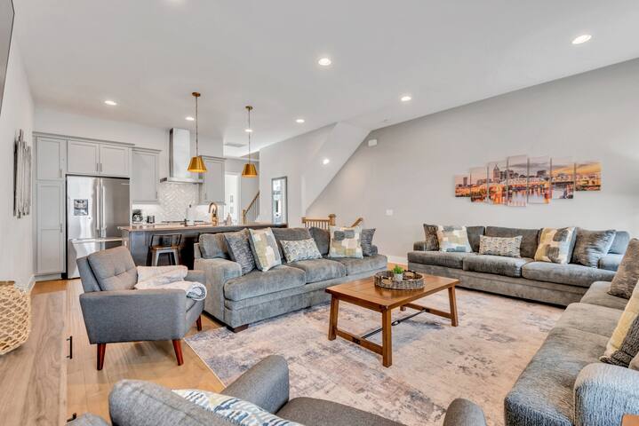 2 Massive Nashville Homes – Stunning Downtown View gallery image 5