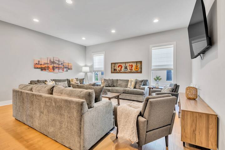 2 Massive Nashville Homes – Stunning Downtown View gallery image 3