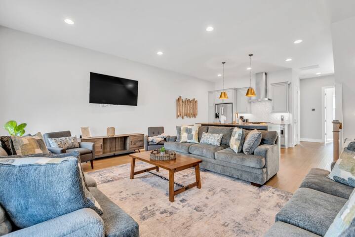 2 Massive Nashville Homes – Stunning Downtown View gallery image 2