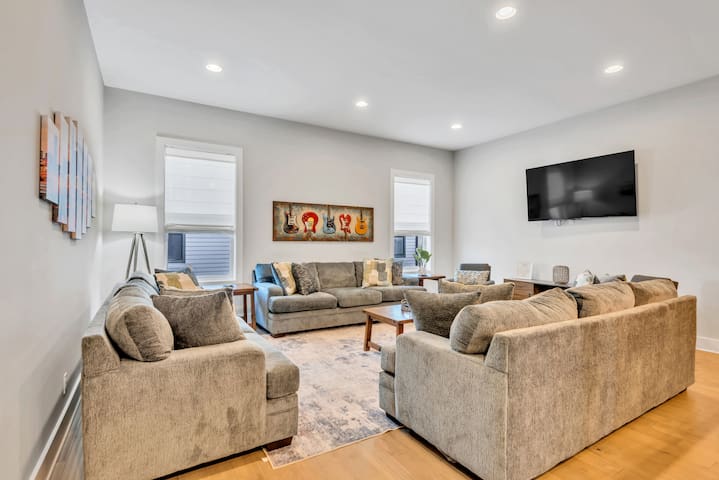 2 Massive Nashville Homes – Stunning Downtown View