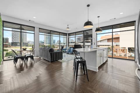Top Airbnb: BEST Balcony Views! Large Unit-Walk to Broadway! in Nashville Davidson Metropolitan Government (Balance)