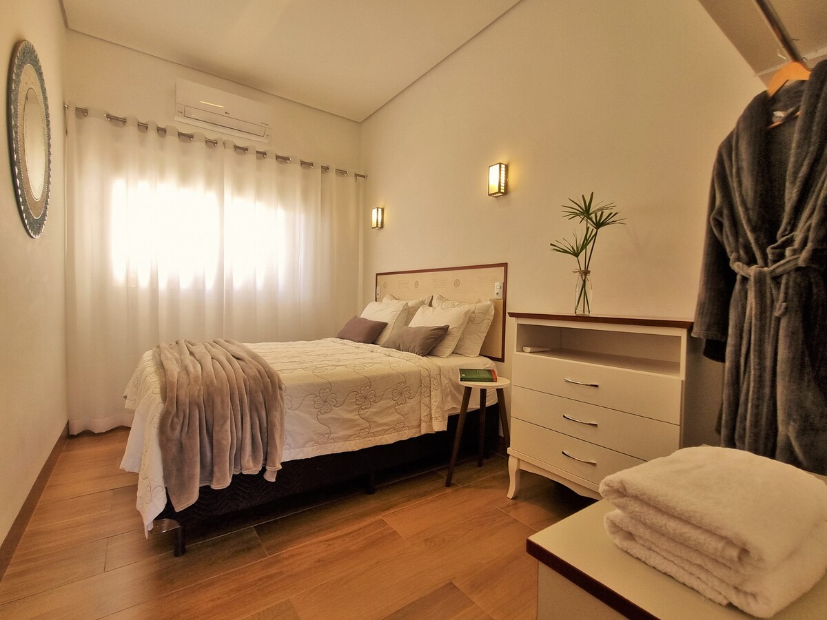 Soba opremljena bračnim krevetom (160x200) i klima-uređajem