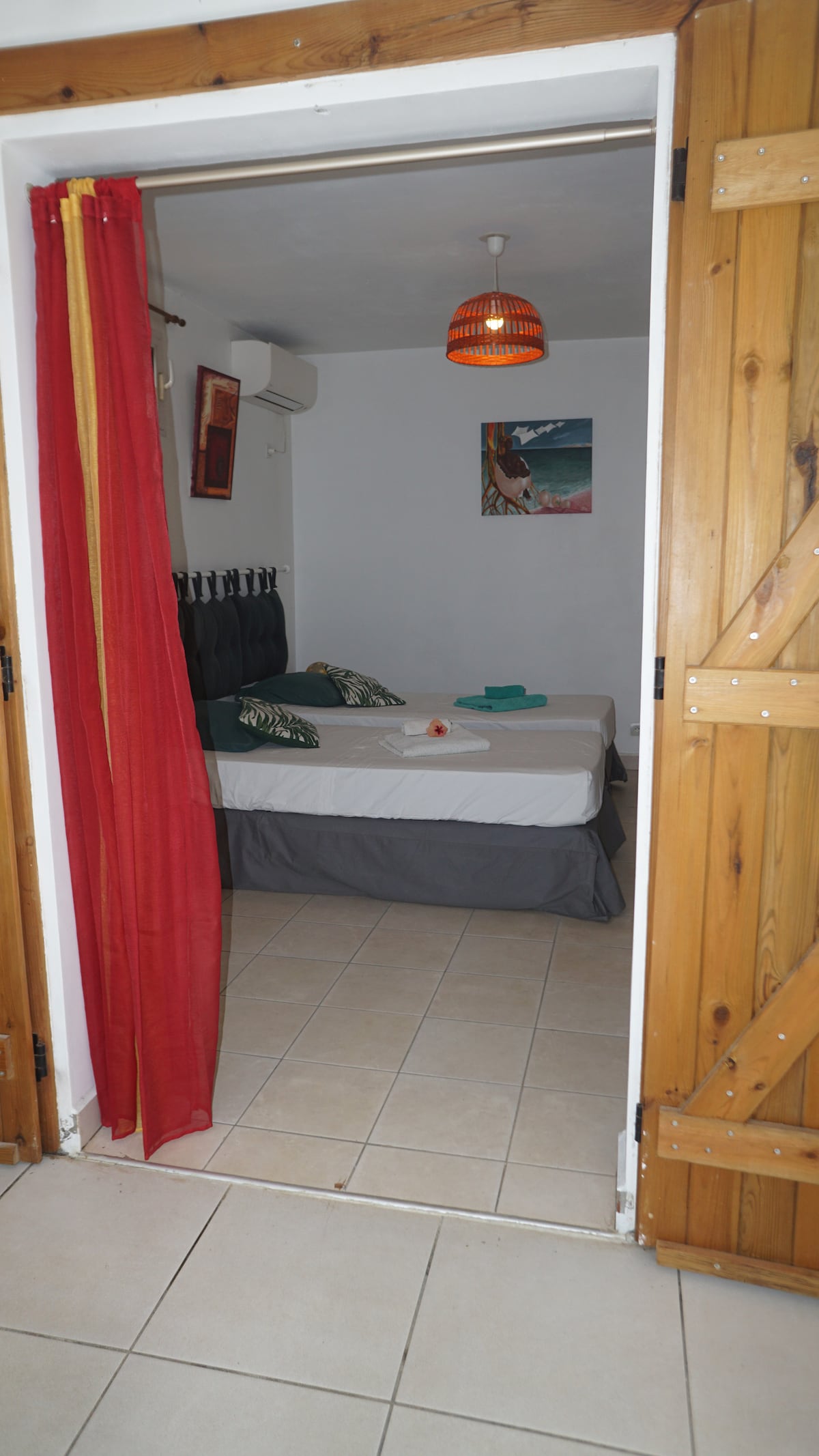 Vchod do spálne 2, šírka otvorených dverí 1,19 m