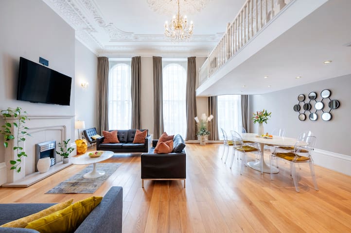 Large Luxury Hyde Park Apartment with Balcony