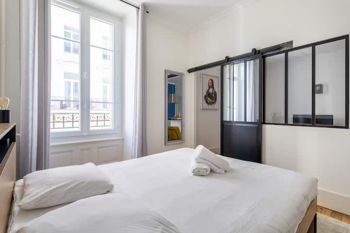 Dormez comme sur un nuage dans un lit queen size drapé de linge soyeux pour des nuits inoubliables.