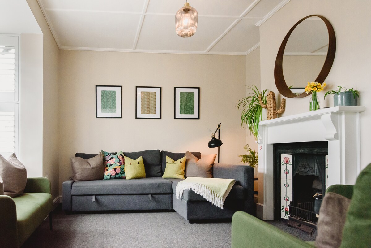 Top Airbnb: Private Cottage Perranporth | Spa garden & Hot Tub in Perranzabuloe