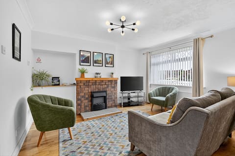 Hillsboroug Home from Home, Garden and 2 Parking