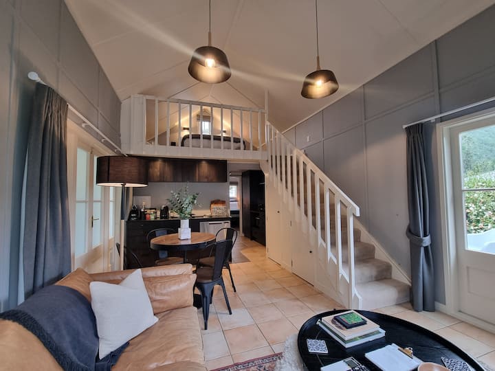 Elegant | Central | Private | Mountain View - Northland