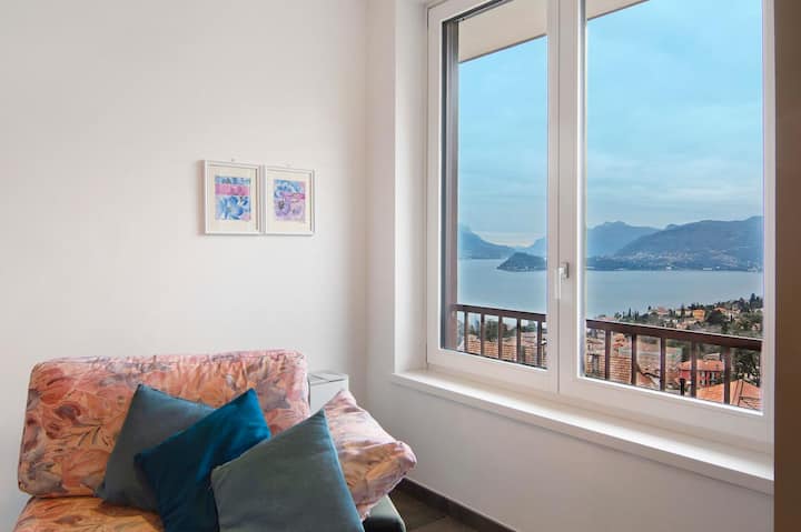 Obývacia izba s nádherným výhľadom na jazero na Bellagio a Varenna