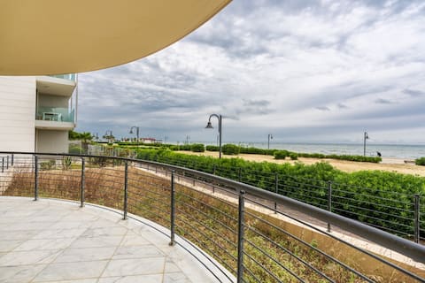 Beachfront Luxurious Newly Built 2-Bed Flat