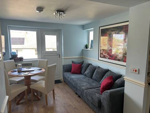 Cosy coastal flat - minutes from the beach