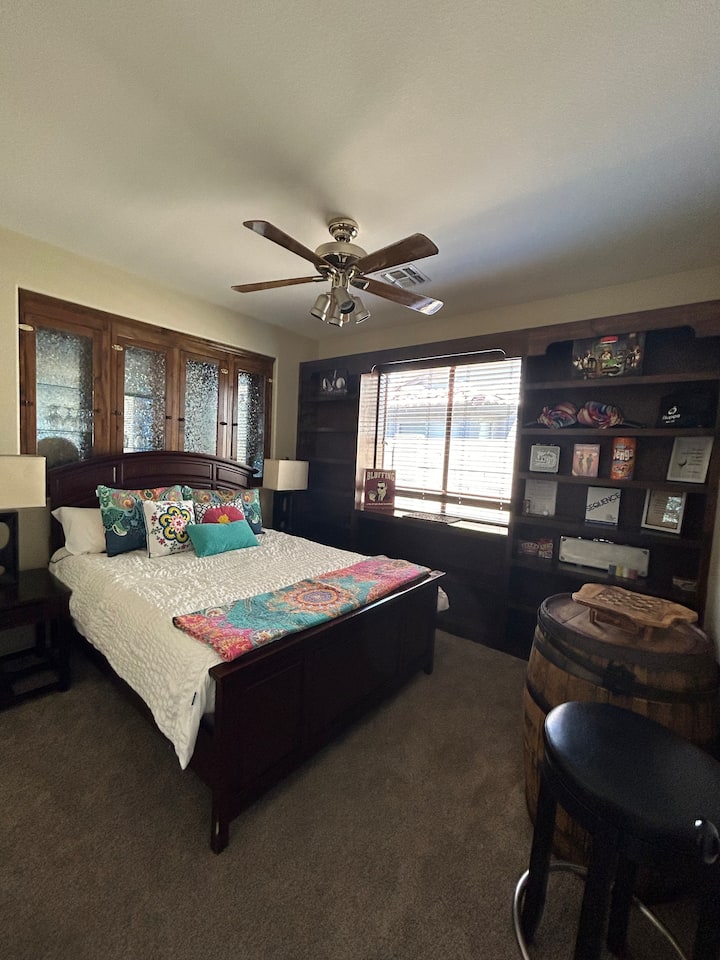 4 dormitorios con acceso a puerta doble.  
No hay armario, sino  estantes para la ropa.  ¡Juegos, raquetas de pickleball almacenadas aquí!