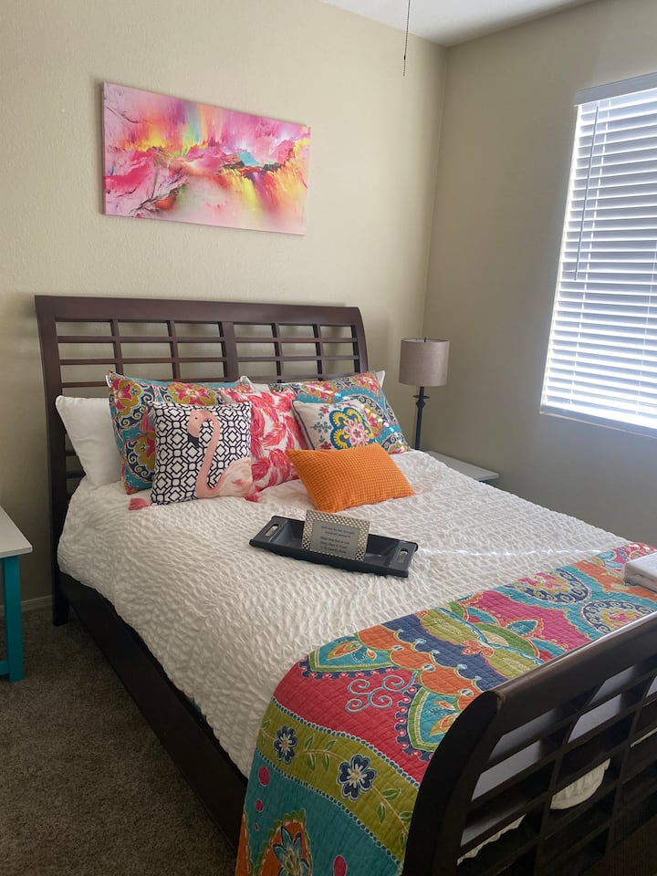 


Dormitorio de invitados 3 con cama tamaño queen.  


