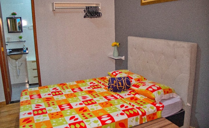 Chumba cha 1 kilicho na bafu la kujitegemea, kilicho na kitanda cha watu wawili, magodoro mawili ya ziada, feni ya dari, mapazia ya kuzima, matandiko, mablanketi, mito na sehemu ya kuhifadhi nguo.