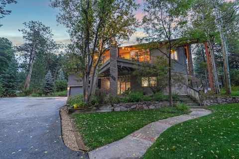 Contemporary Mtn 4 BDRM + Hot Tub Close to USAFA