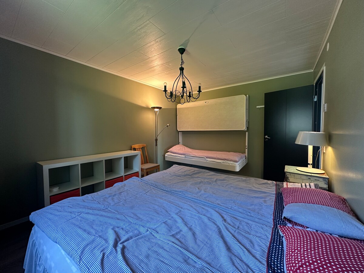 Спалня № 3 с голямо двойно легло, както и две разтегателни легла. На рафта има място за съхранение на дрехи и други подобни. 