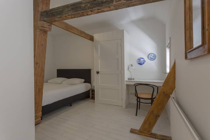 Chumba cha kulala cha mbele, chenye kitanda mara mbili (sentimita 180x200), kabati la nguo, viti, kiyoyozi