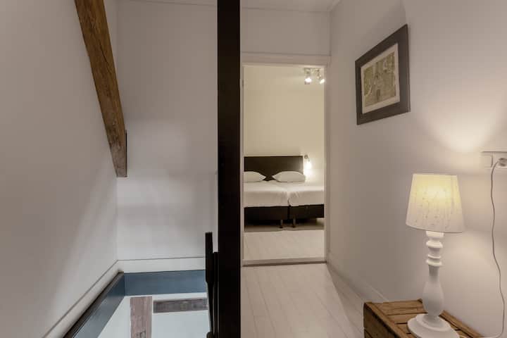 Kutua kwenye ghorofa ya 1 (inayofikika kwa ngazi) ambapo kuna vyumba viwili vya kulala 