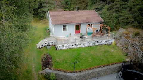 Fridhem, fully equipped cottage in the woods