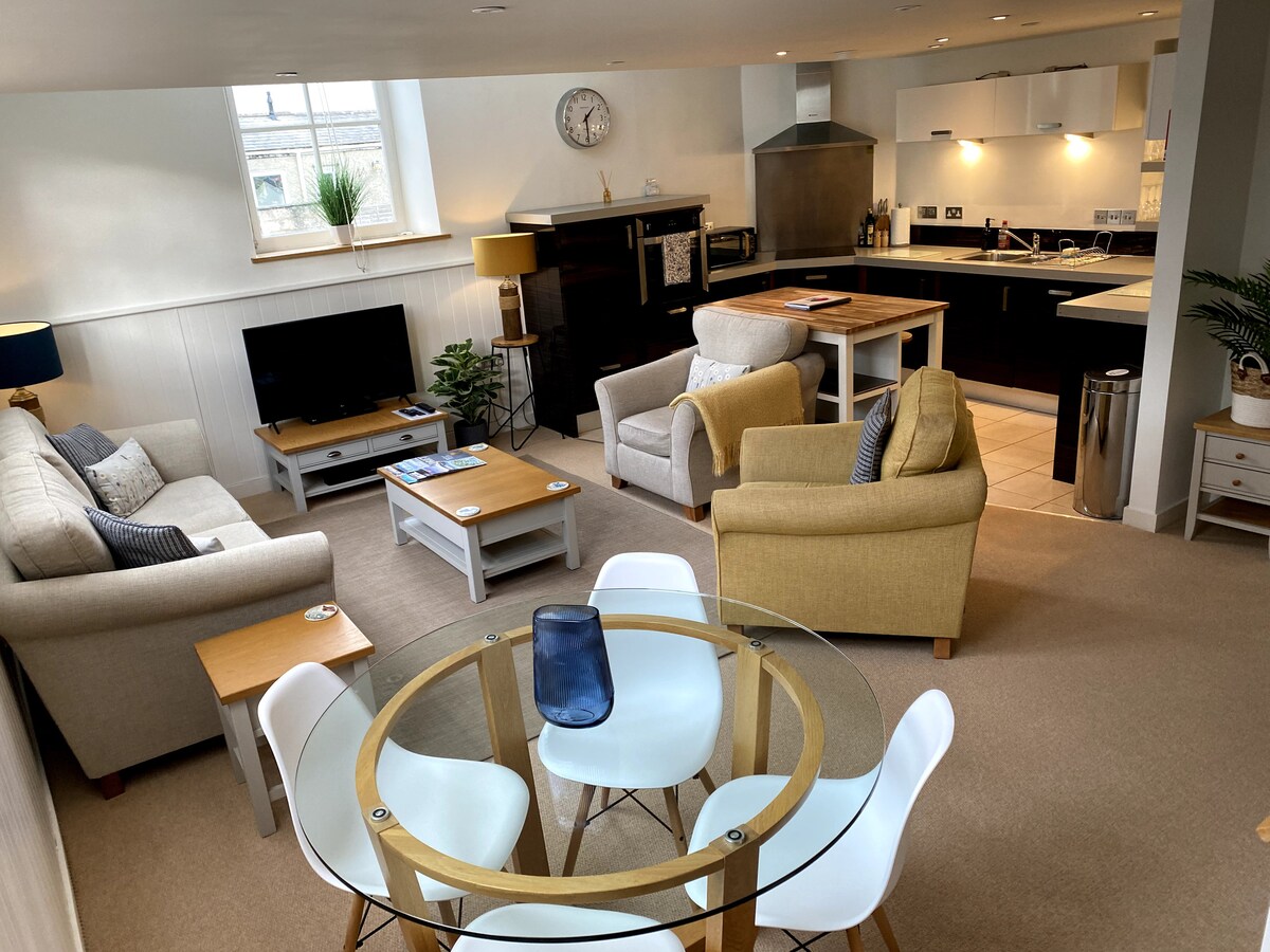 Popular Airbnb listing: Central Falmouth Apartment with Off Street Parking in Falmouth