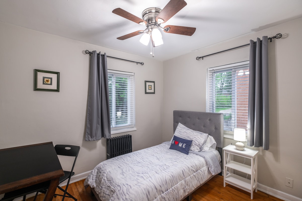 Спалня 2. Удобно легло с 2 отделни легла с бюро и работно пространство за тези, които трябва да дойдат по работа. Включен е безжичен интернет. 