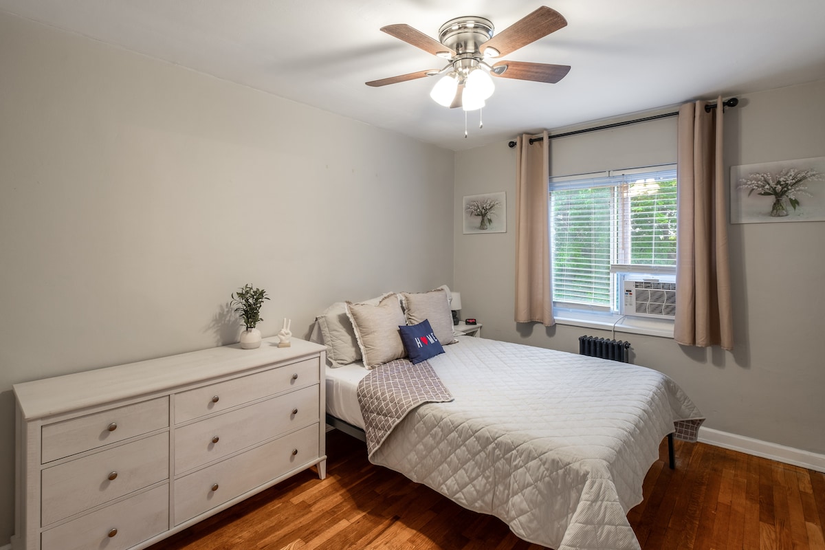 Основна спалня. Матрак с мемори пяна с двоен размер и скрин по време на престоя ви. Стаята е оборудвана с допълнителен климатик. 