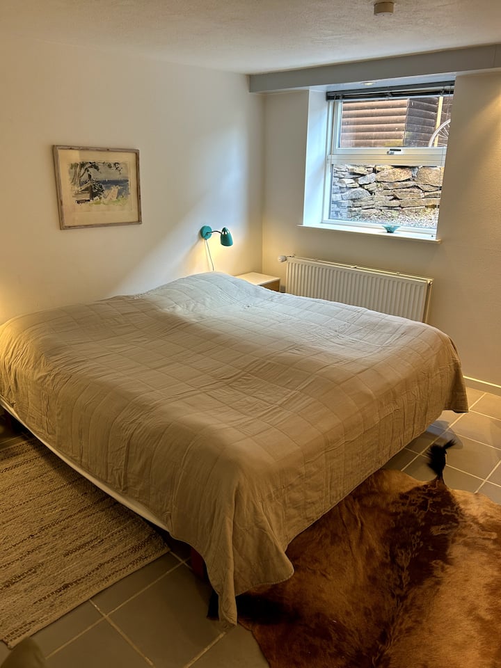 Dhomë gjumi me 2 krevate tek krah për krah.