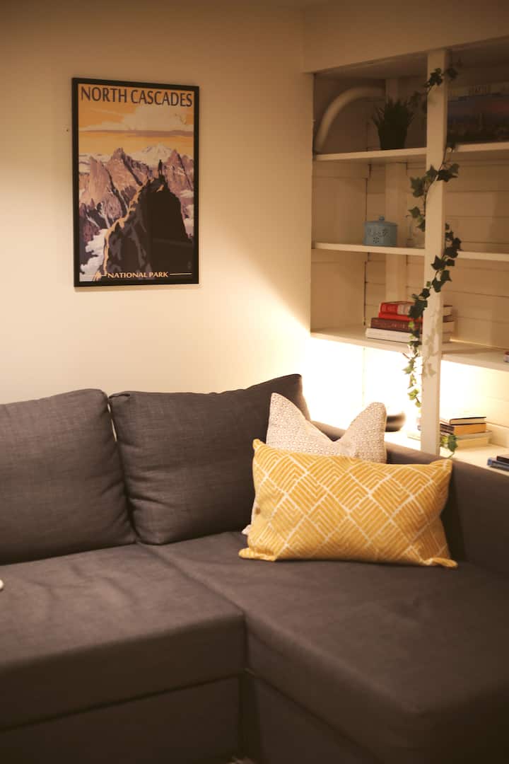 The Burrow: Spacious, Quiet & Free Bus Pass - Seattle, WA