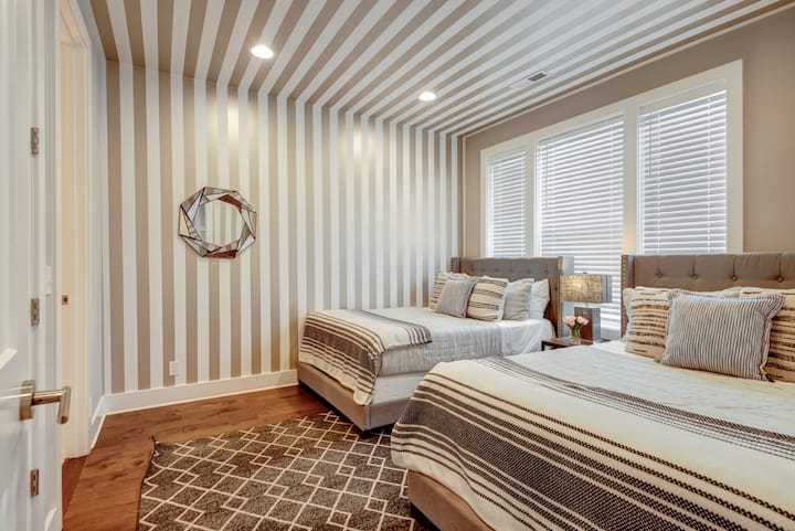 * Apartmán na prvom poschodí s dvoma plnými posteľami, veľkou skriňou a vlastnou kúpeľňou