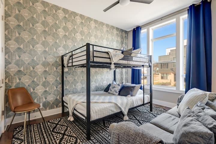 * Hospedná spálňa na hlavnom poschodí s poschodovou posteľou s dvoma menšími manželskými posteľami, pohovkou, veľkou skriňou a vlastnou kúpeľňou
