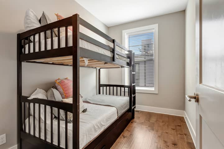 *Poschodová izba na treťom poschodí. Obsahuje dvojité lôžka nad dvoma poschodovými posteľami s dvojitým trundlom