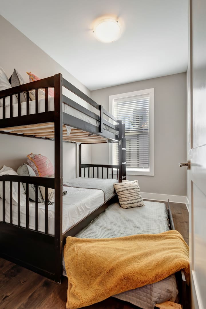 Ubicada en el tercer piso, la habitación adicional cuenta con una litera individual/doble con una cama nido extraíble. Esta habitación comparte un baño que está justo al final del pasillo.